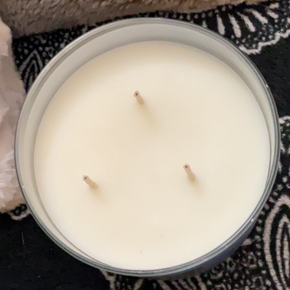 Bath and body works ocean candle - Picture 2 of 3